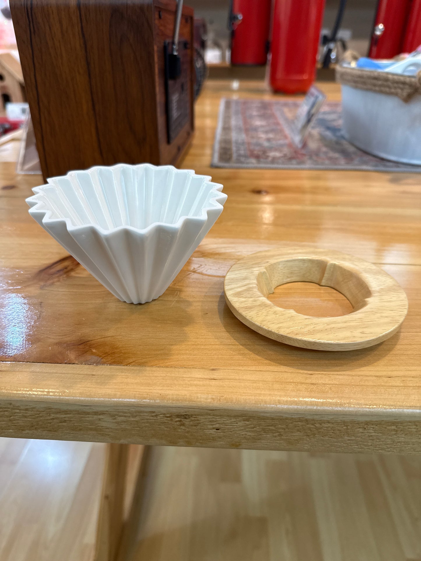 Gotero de Café de Cerámica Blanca con Soporte de Madera – Estilo V60