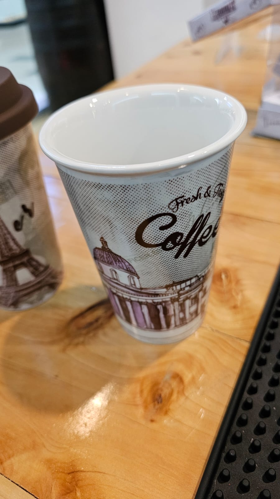 Mug Vintage con Diseño Único y Tapa de Silicona – Estilo y Funcionalidad en Cada Sorbo