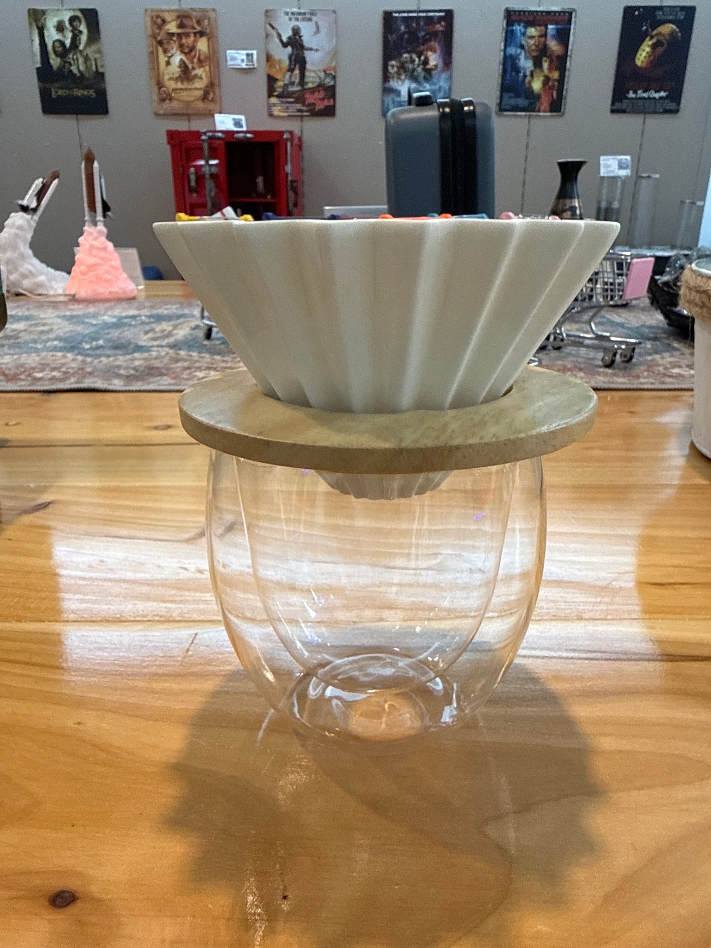 Gotero de Café de Cerámica Blanca con Soporte de Madera – Estilo V60 con Taza Doble Pared