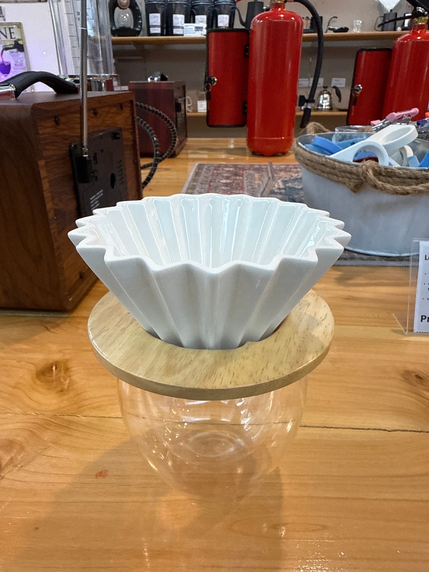 Gotero de Café de Cerámica Blanca con Soporte de Madera – Estilo V60