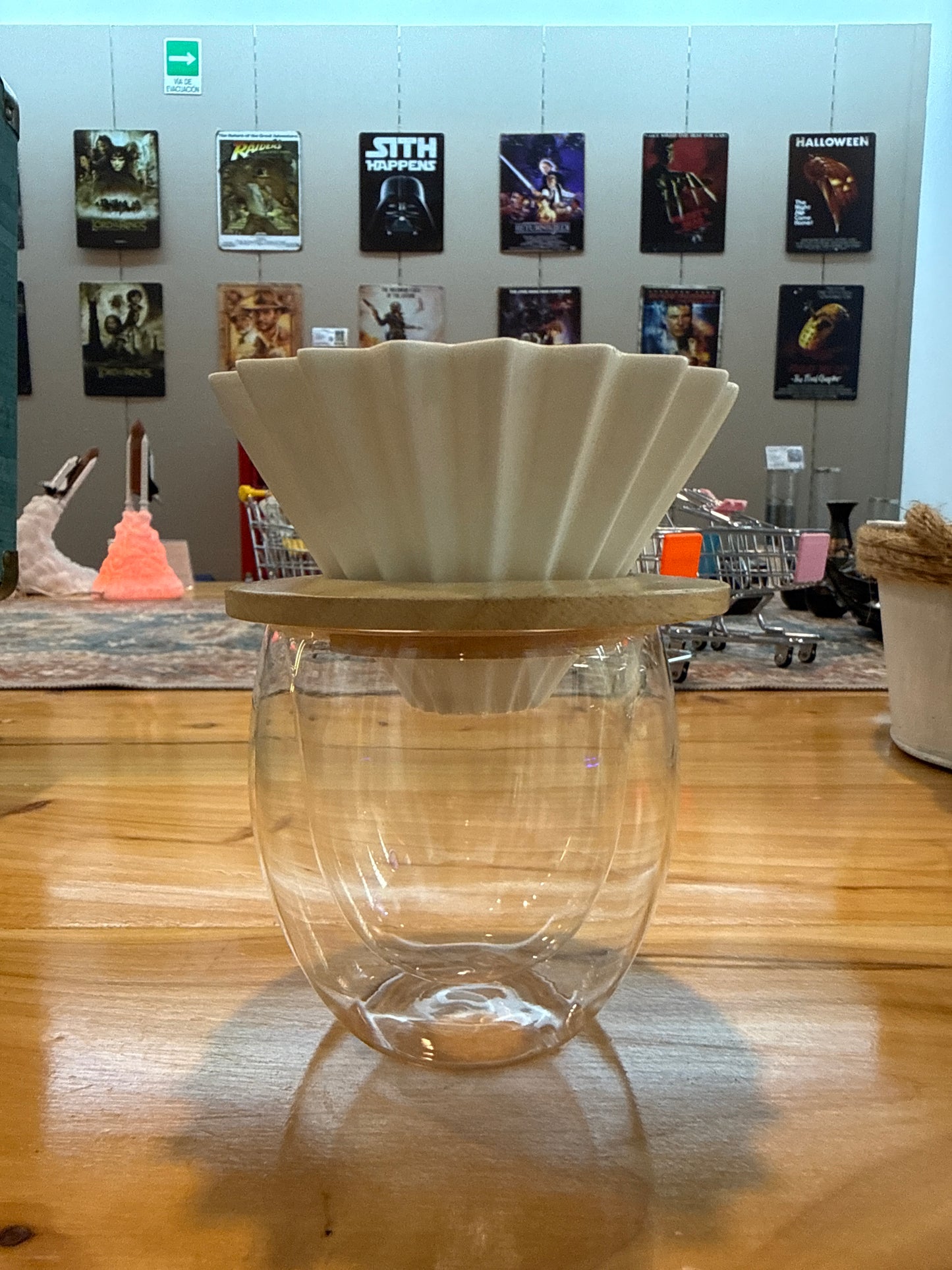 Gotero de Café de Cerámica Blanca con Soporte de Madera – Estilo V60 con Taza Doble Pared